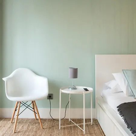 Peaceful 2 Bedrooms With Patio In リスボン