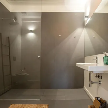 Peaceful 2 Bedrooms With Patio In リスボン