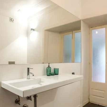 Peaceful 2 Bedrooms With Patio In 別荘 リスボン